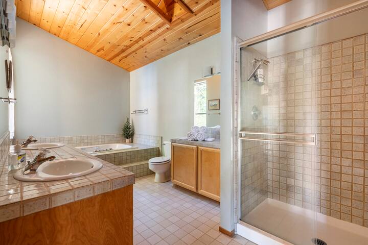 VIEWS! Pine View Lodge *Jetted Tub*