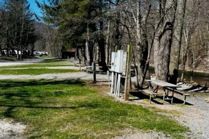 Revelle's River Resort