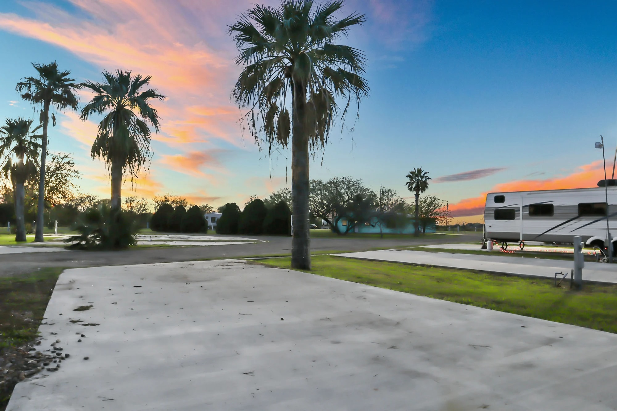 Mathis Motor Inn and RV Park