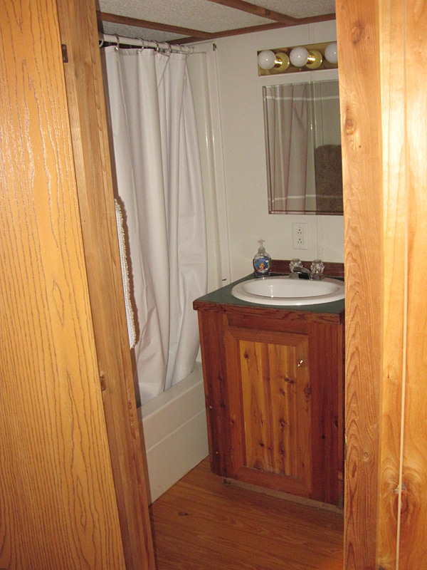 One And 1/2 Bedroom Waterfront Cedar Cabin (Sleeps Up To 6)