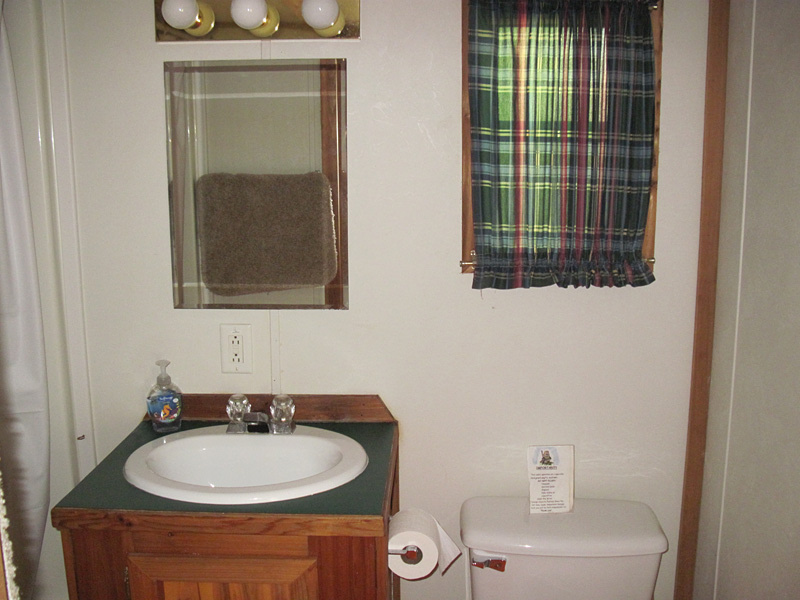 One And 1/2 Bedroom Waterfront Cedar Cabin (Sleeps Up To 6)