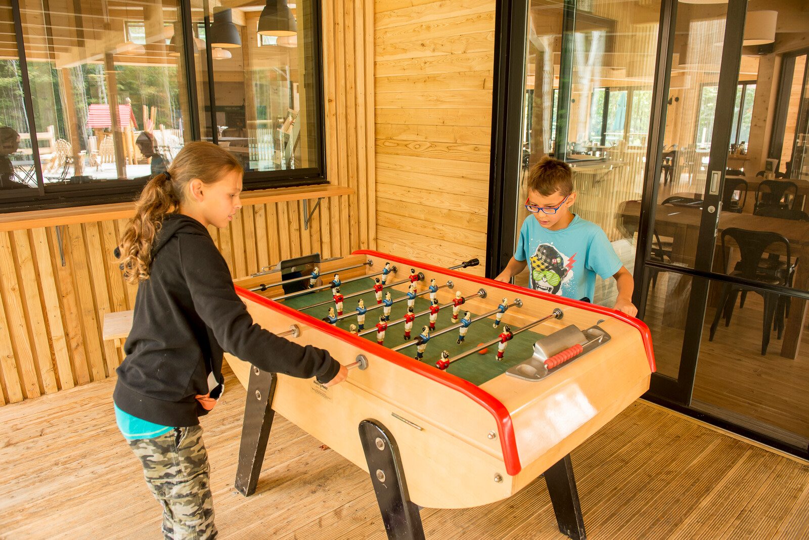 Babyfoot, badminton, pétanque, jeux pour enfants et parcours d’ébénisterie sont à votre disposition sur le site.