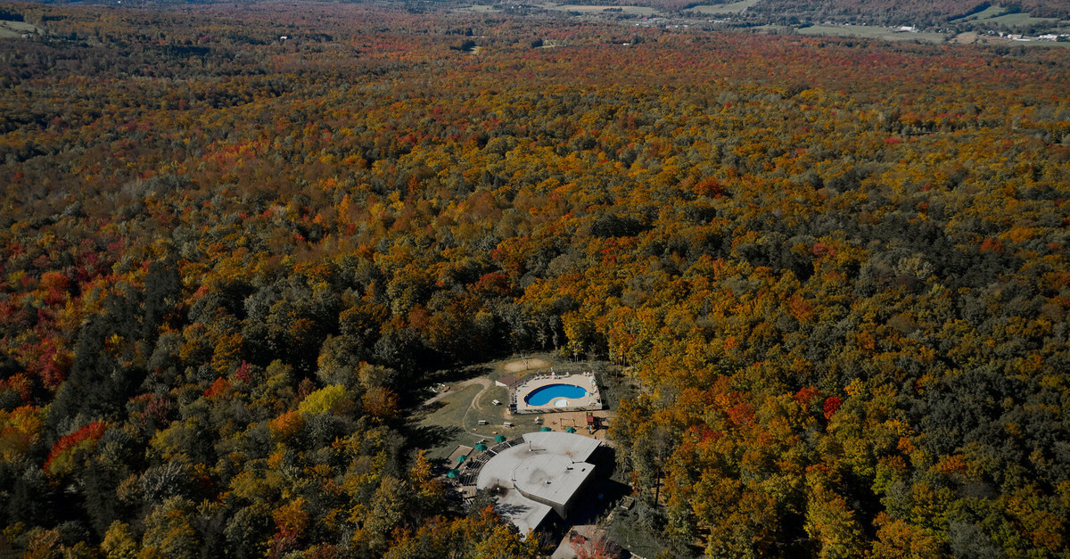 Stay in the Eastern Townships, in the heart of a magnificent 65-hectare forest of maples, yellow birches, and American ash trees, bordered by a stream