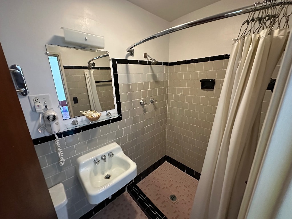 Room 102 Single DlX with couch