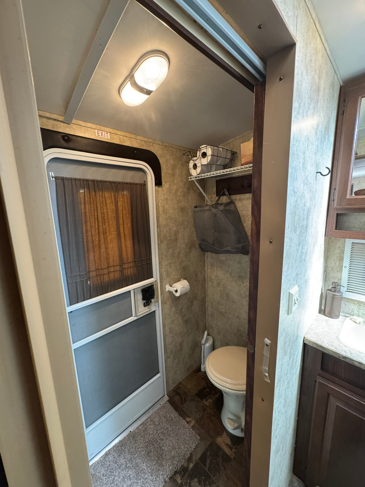 RV on Creekfront 3 Acre Retreat