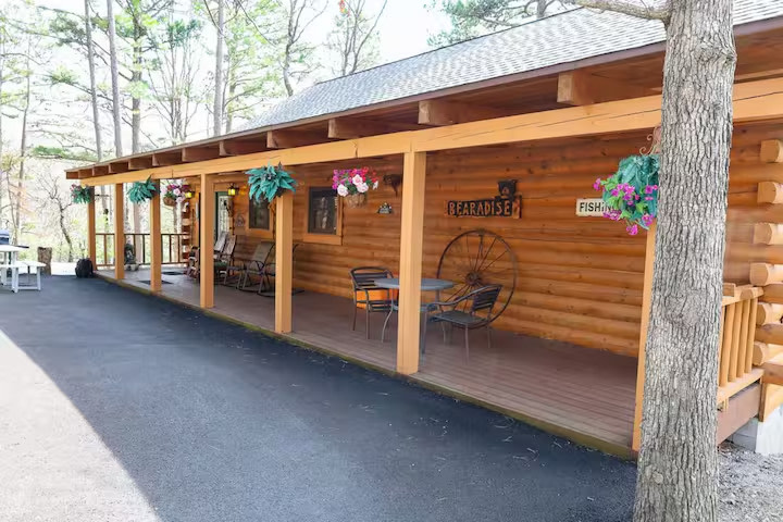 Bear Cliff Log Cabin