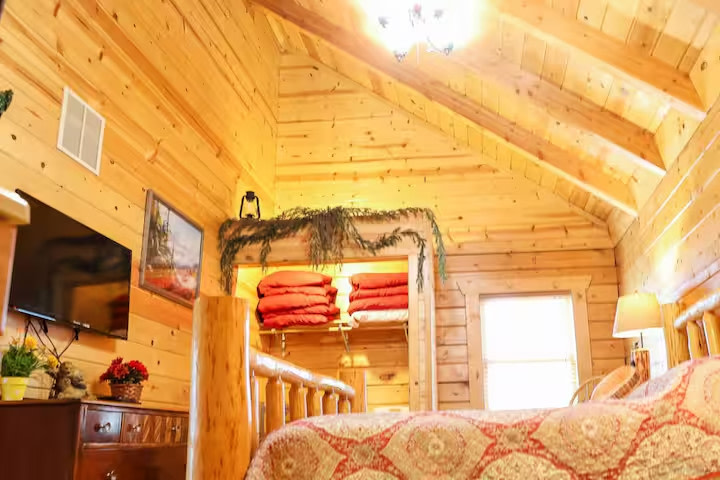 Bear Cliff Log Cabin