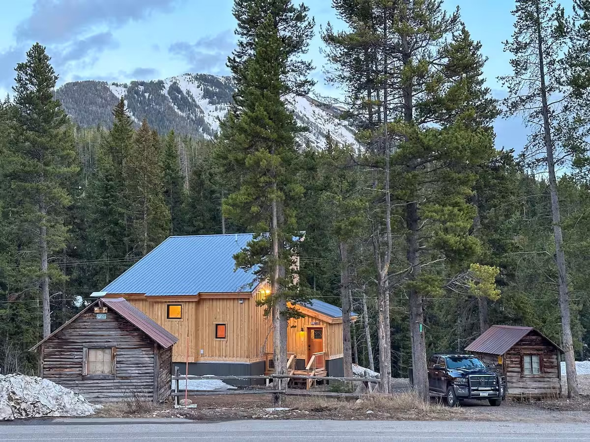 New Home 4 Miles to Yellowstone