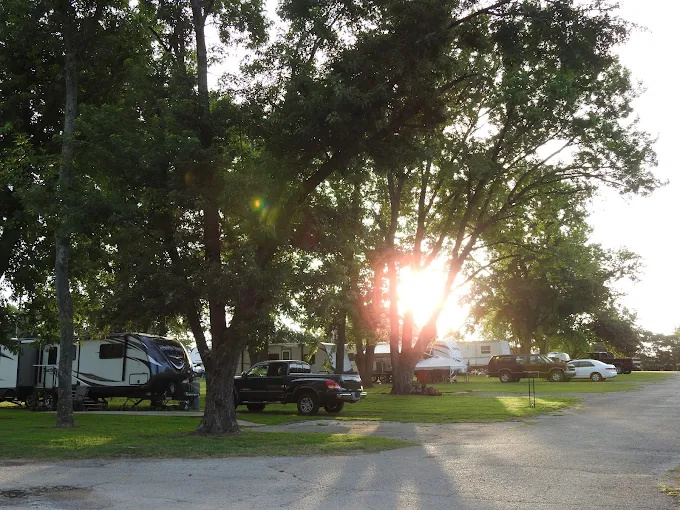 Country Hollow RV Park & Campground
