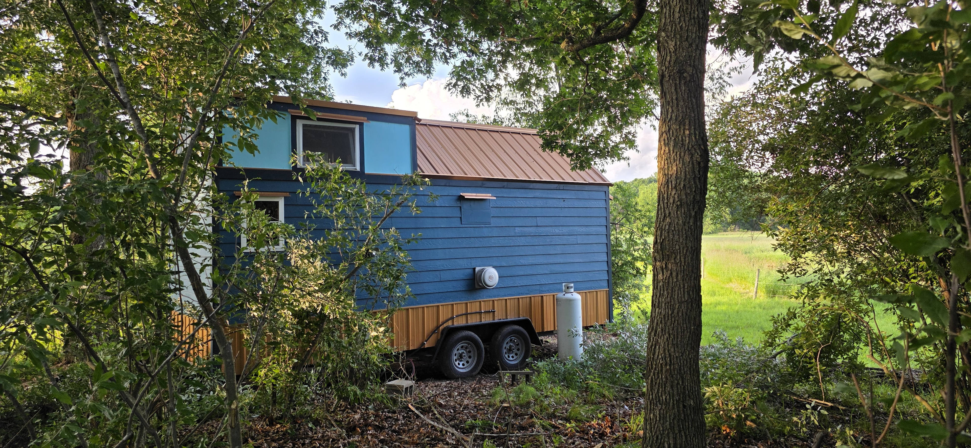 The approach to the Tiny home from path. 