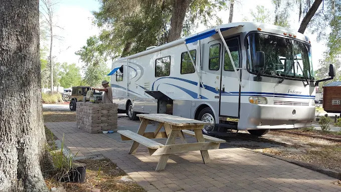 Ellie Ray's RV Resort & Lounge