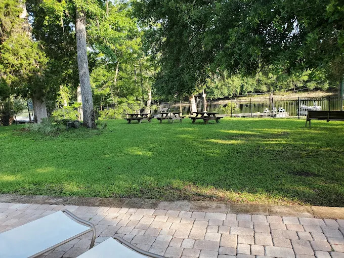 Ellie Ray's RV Resort & Lounge