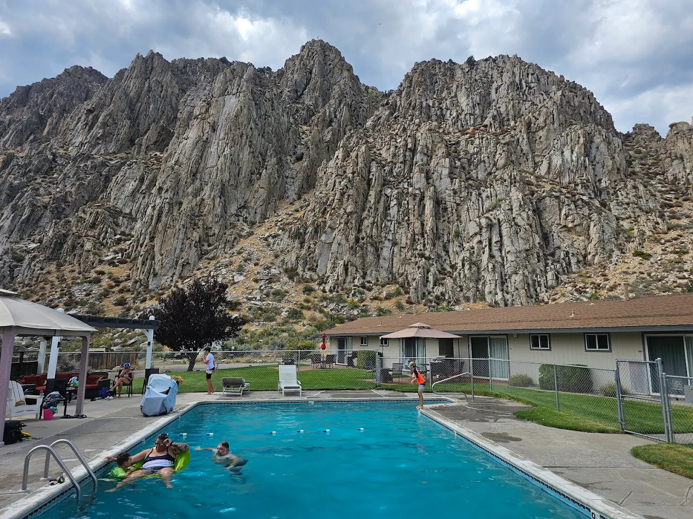 Meadowcliff Motel and RV Resort