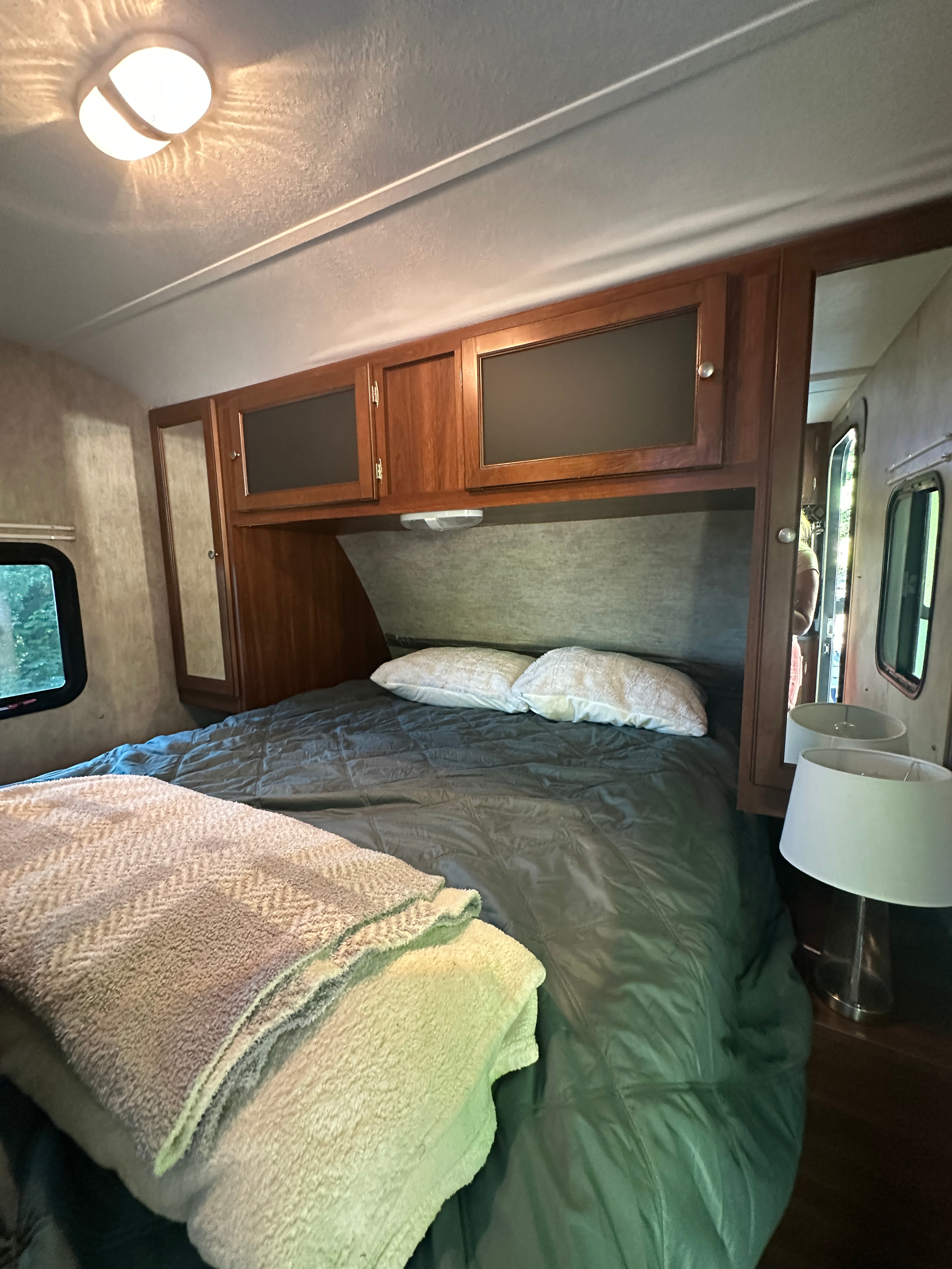 Queen size bed 