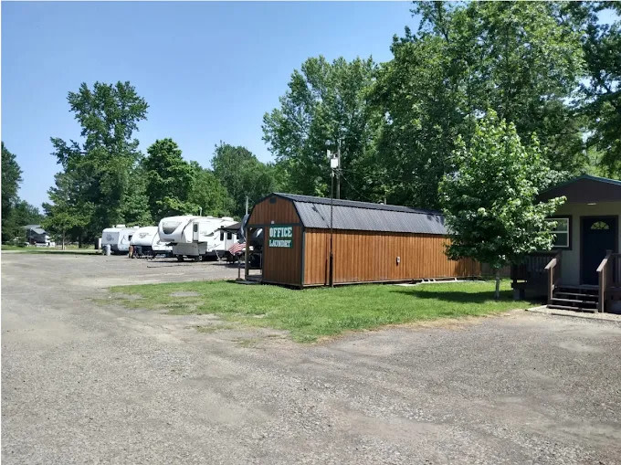 The Weekender Cabins and RV Retreat
