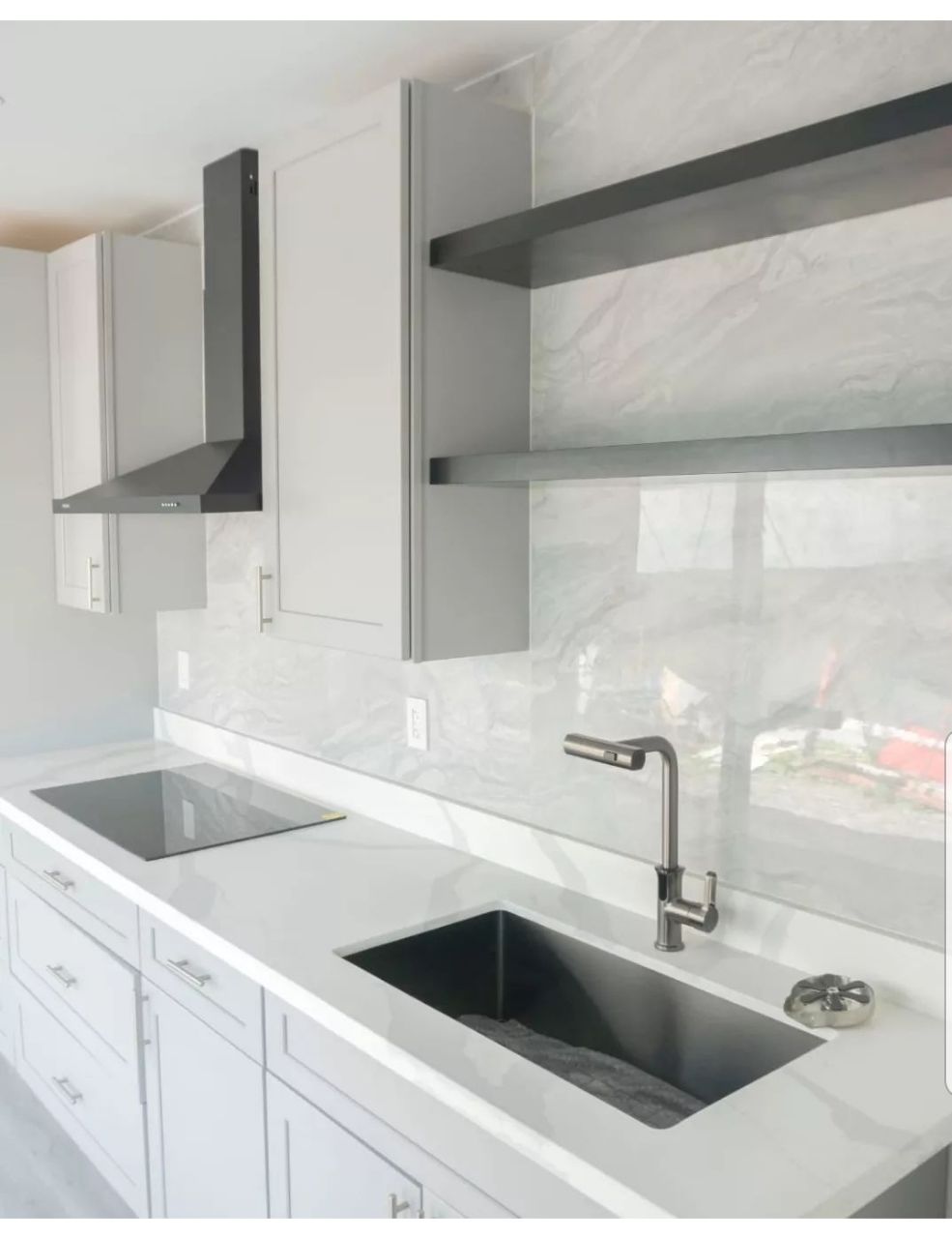 "Barefoot Luxury: Off-Grid Living,