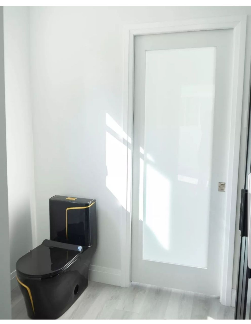 "Barefoot Luxury: Off-Grid Living,