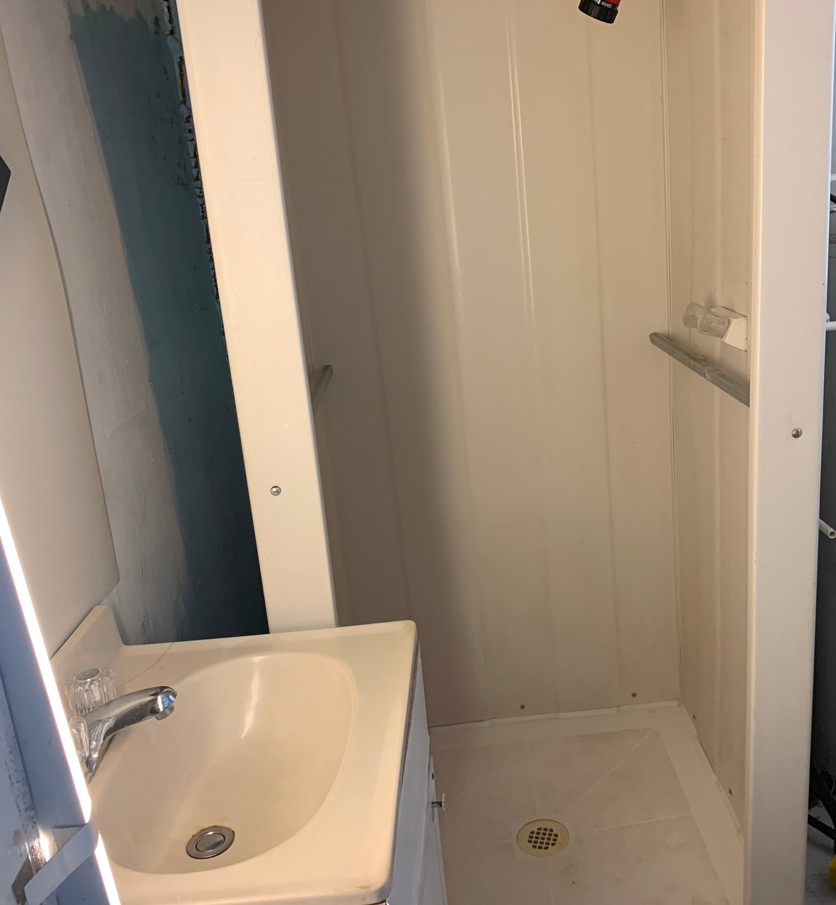 The Black Post Cabin -Rustic Kayaks