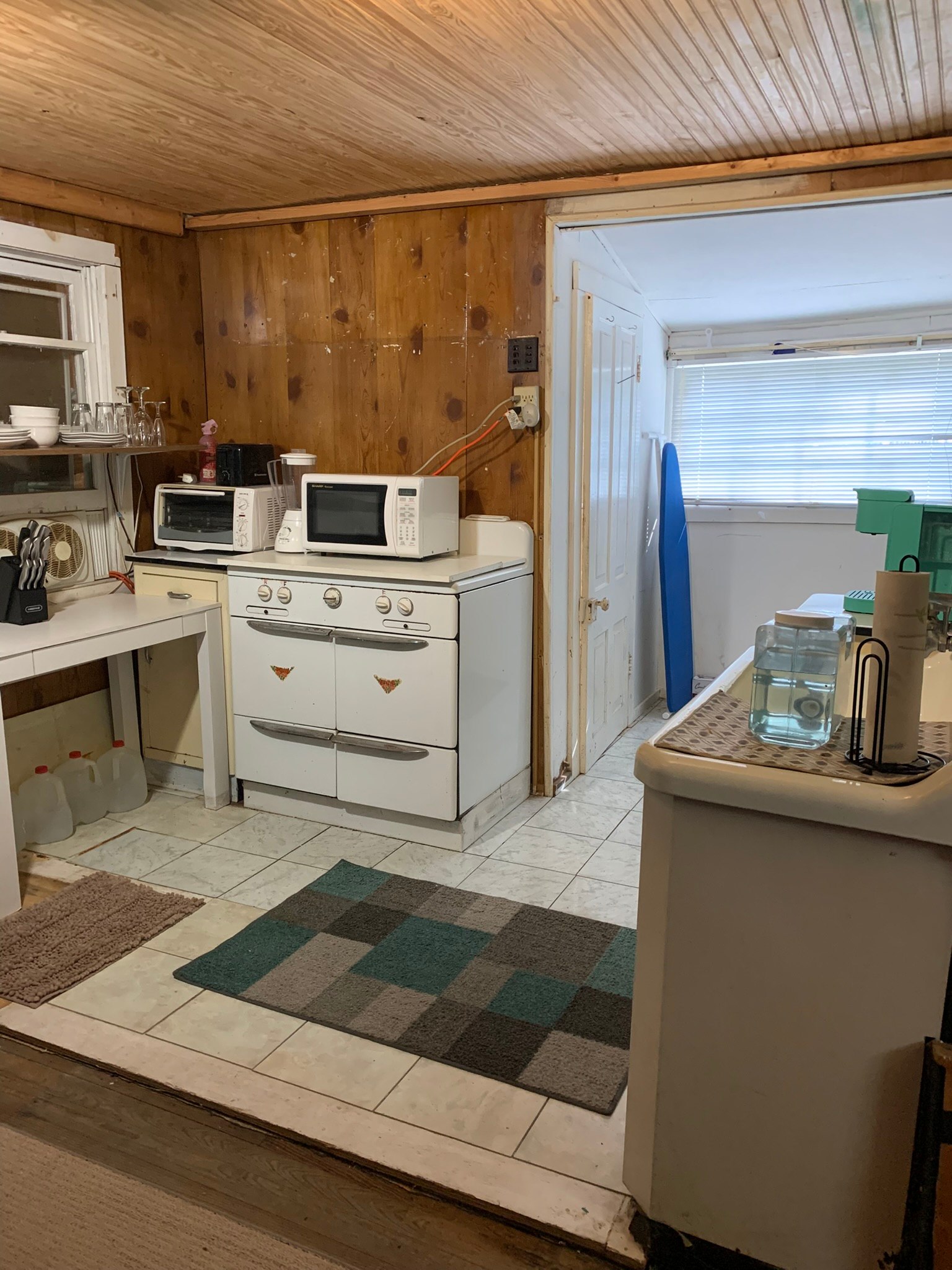 The Black Post Cabin -Rustic Kayaks