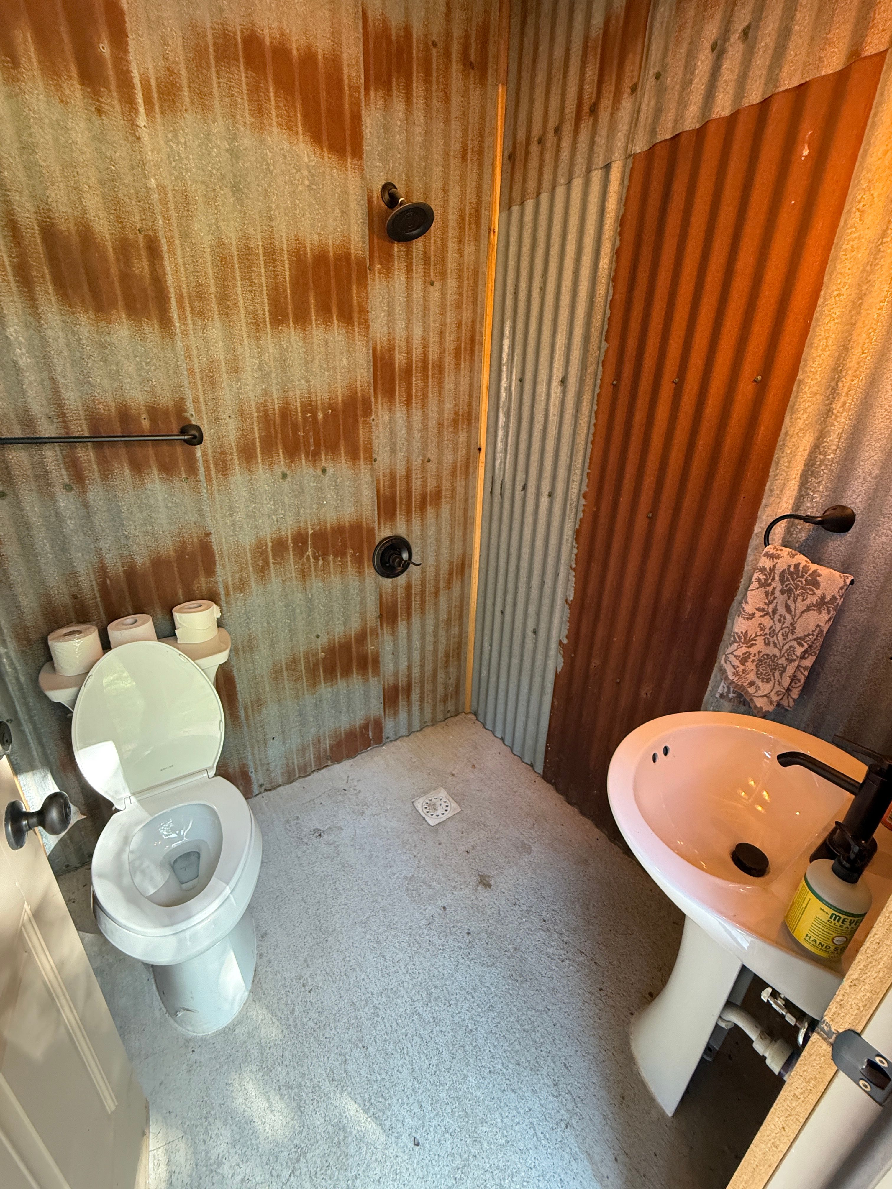 Secluded camp minutes from Austin