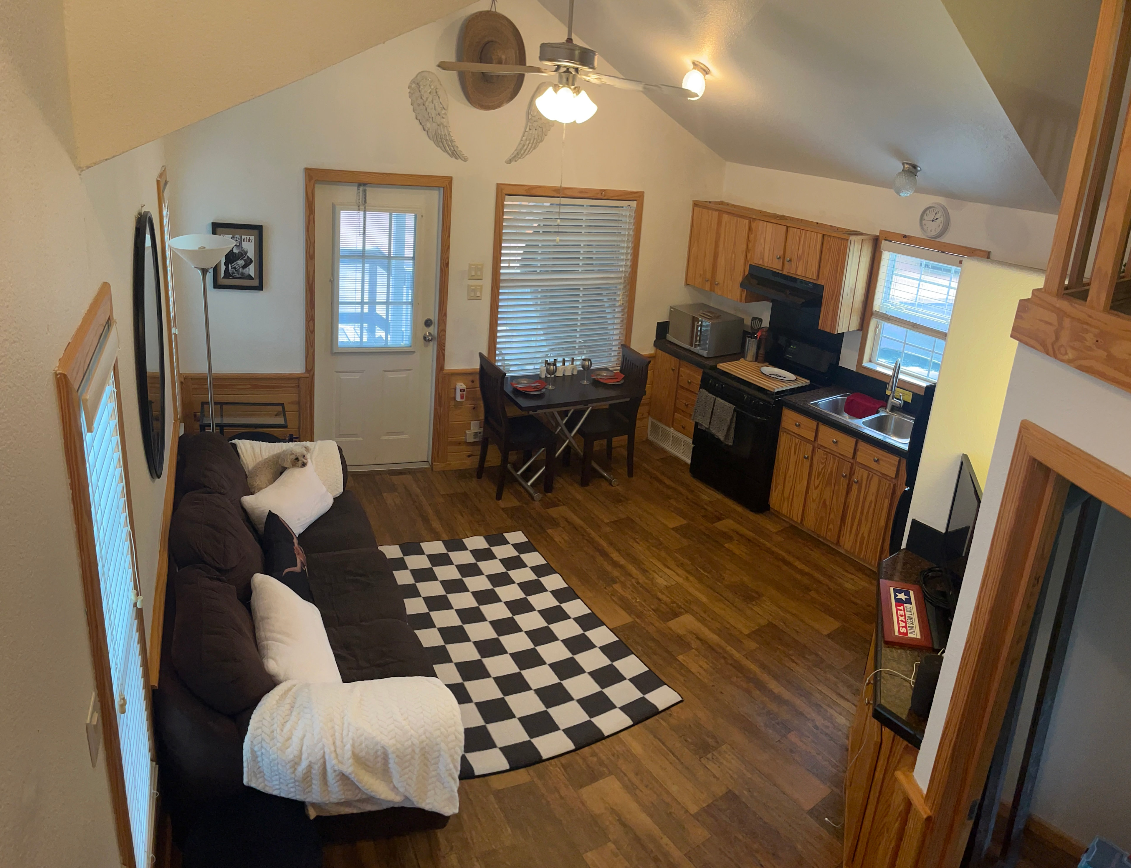 Tiny House  Near Lake Travis