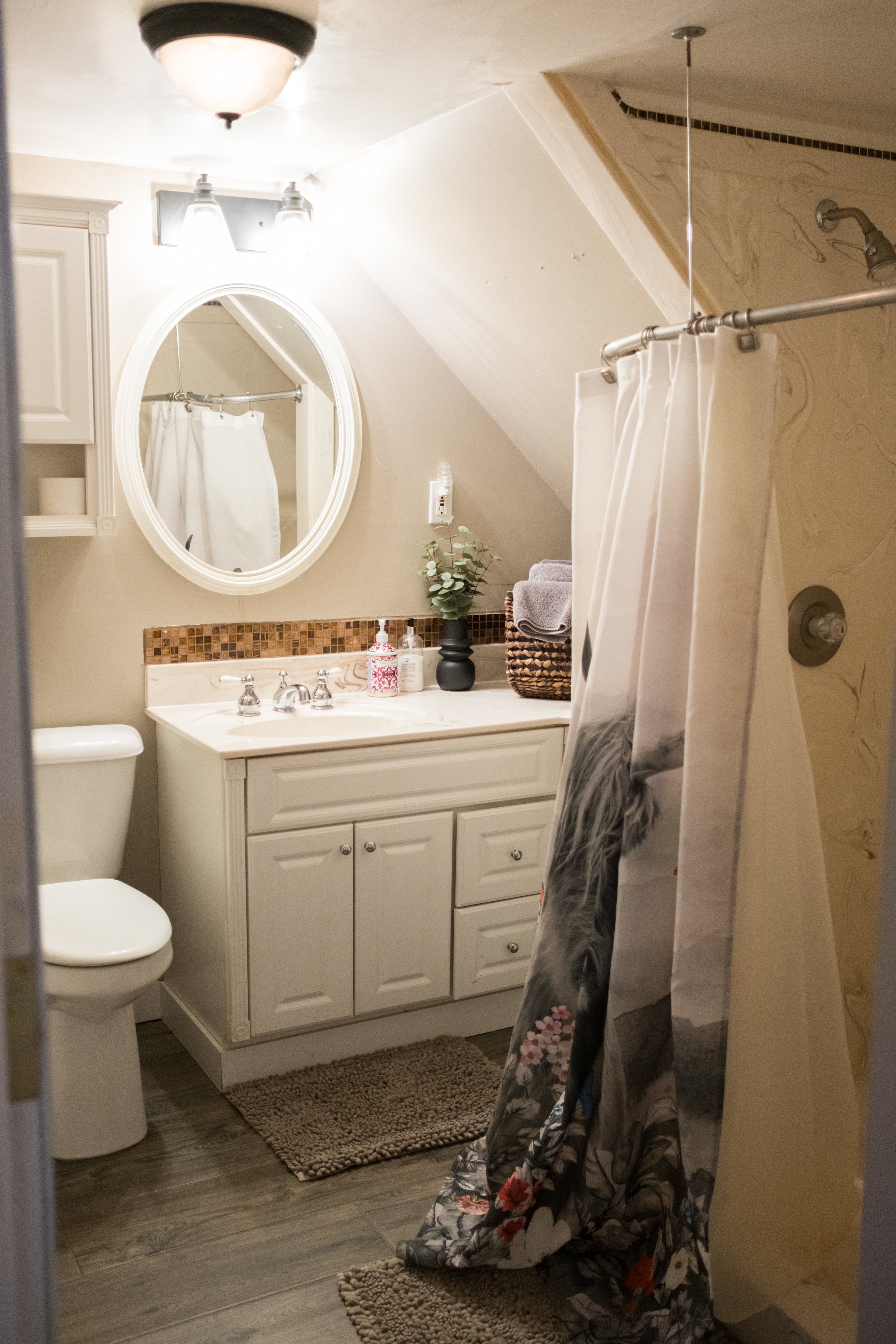 One of the 2 bathrooms