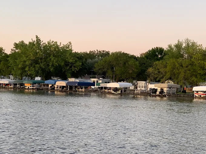 Head Of The Lakes Resort