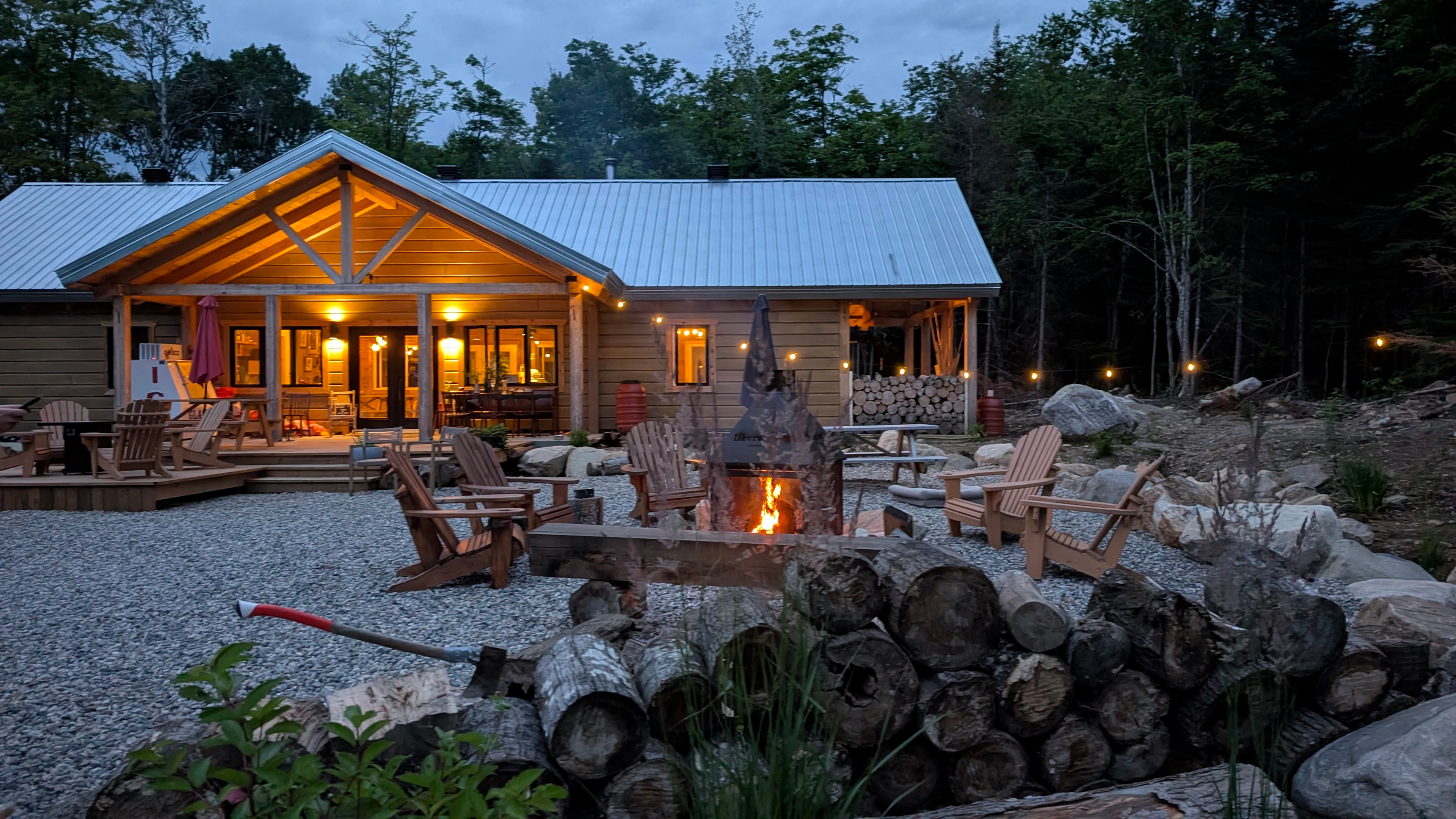 The Guest lodge where you will find showers, wifi, electricity to charge your equipment.
The SousBois Café-Buvette is open from Thursdays to Sundays