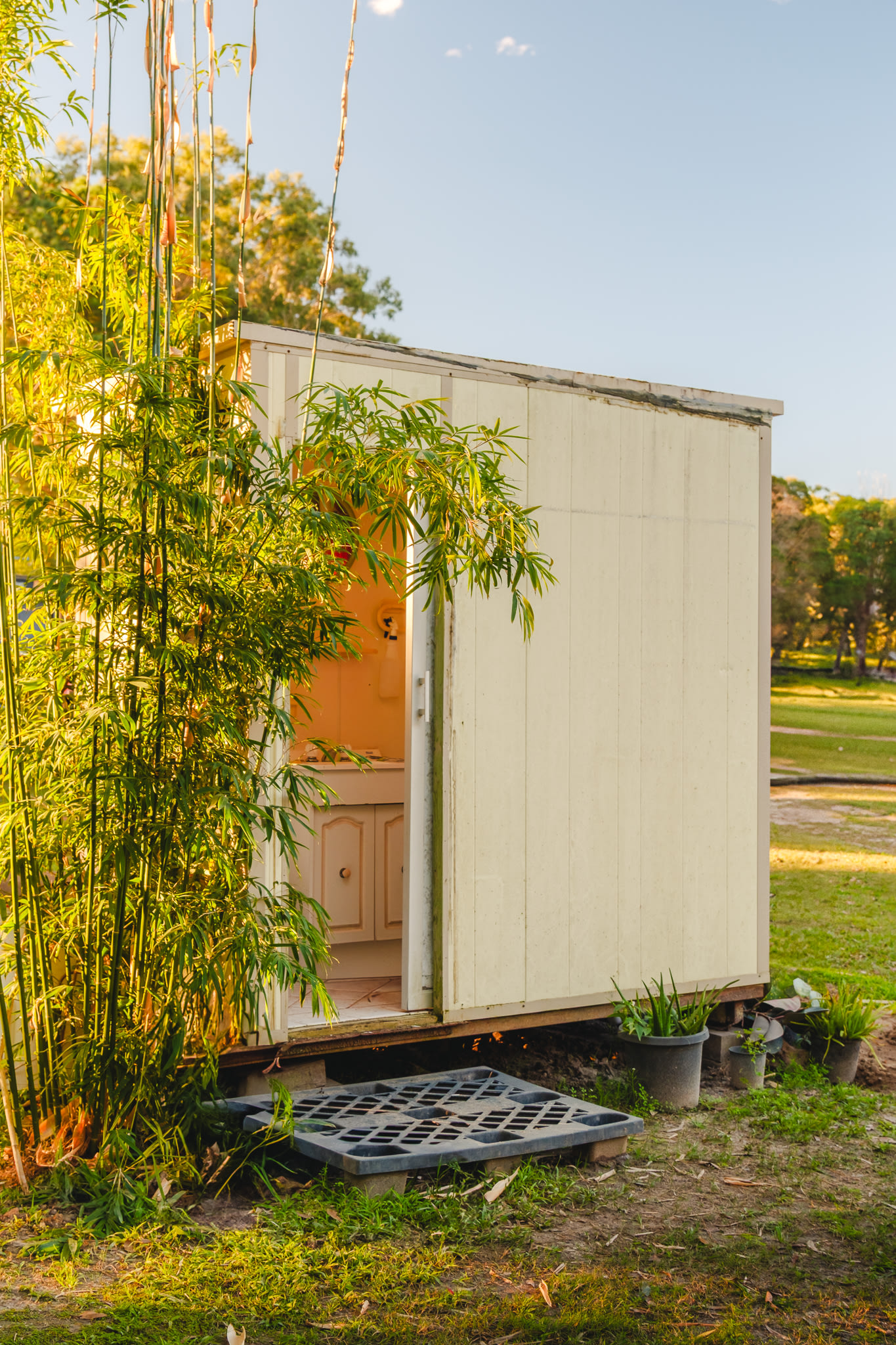 Amenities available for emergencies located on the property however its best to be self sustained here. A 24/7 service station is also just 2 minutes down the road for firewood, snacks, and fuel! Free hot showers are available at Noosa Civic (10 minutes away)