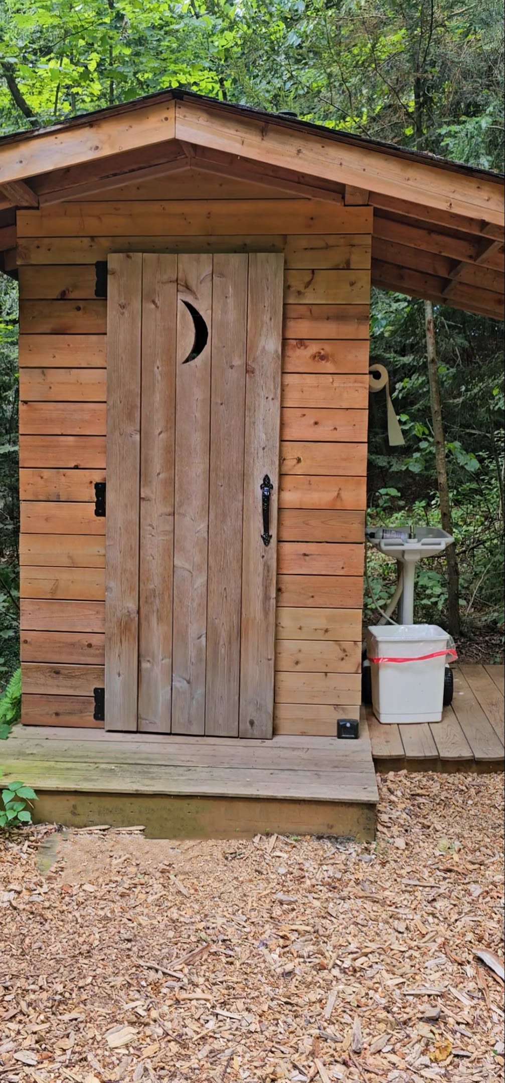 The outhouse is very clean and did not smell. Really well maintained