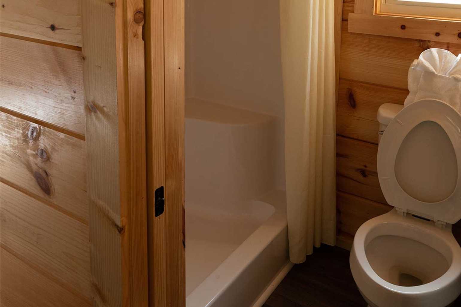 Bubbly Hickory Forest Deluxe Cabin