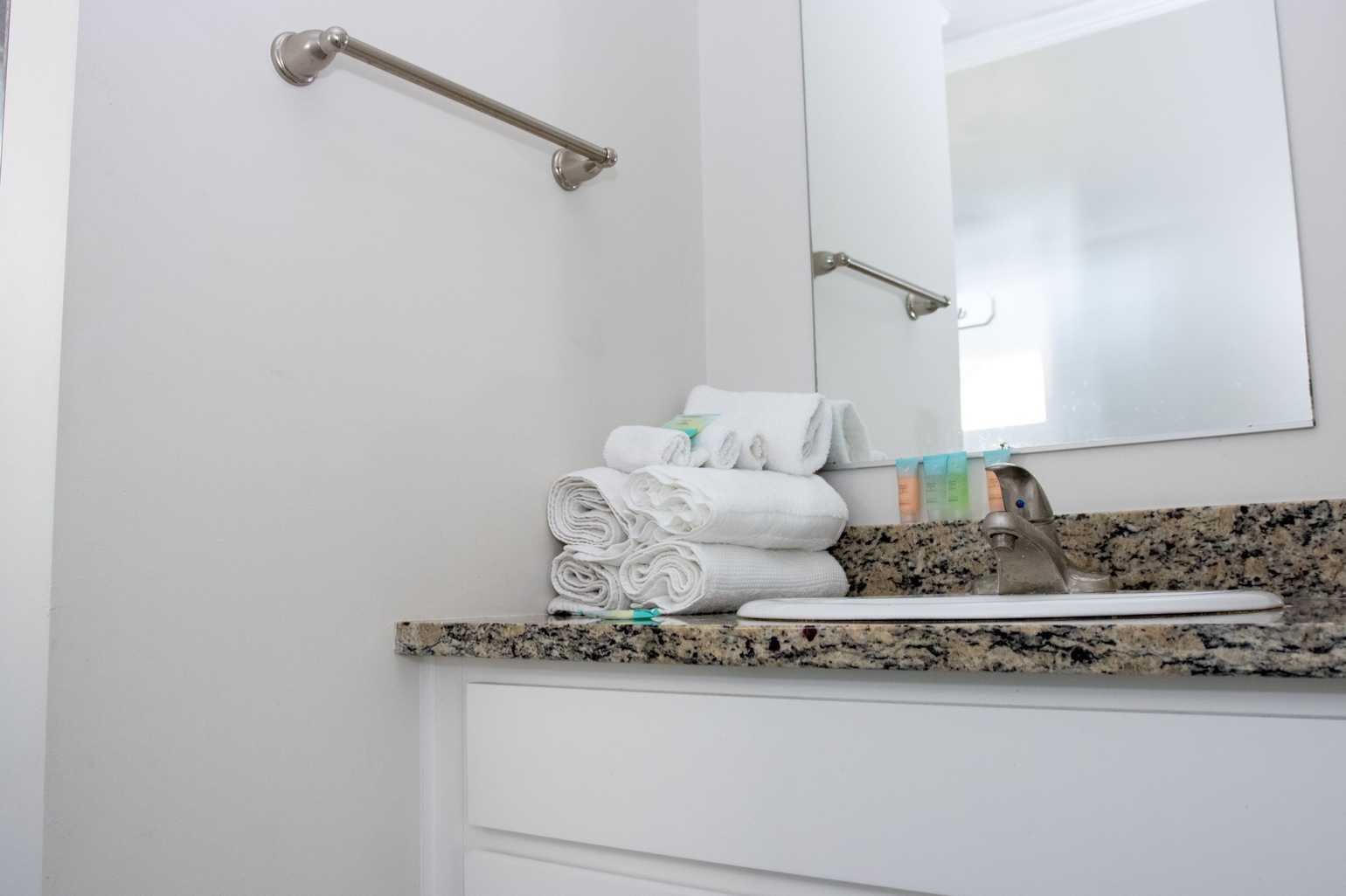 Deluxe Cabin (Queen/3 twin)