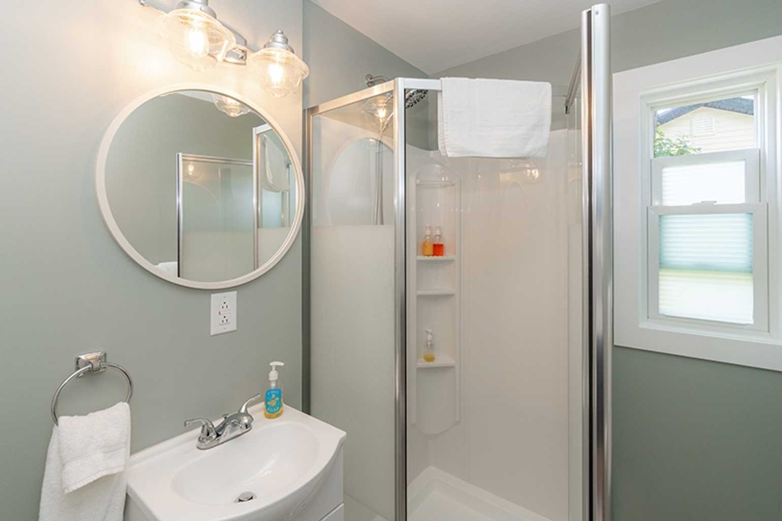 Deluxe Waterfront 2 Bedroom Cottage (Sleeps 7)