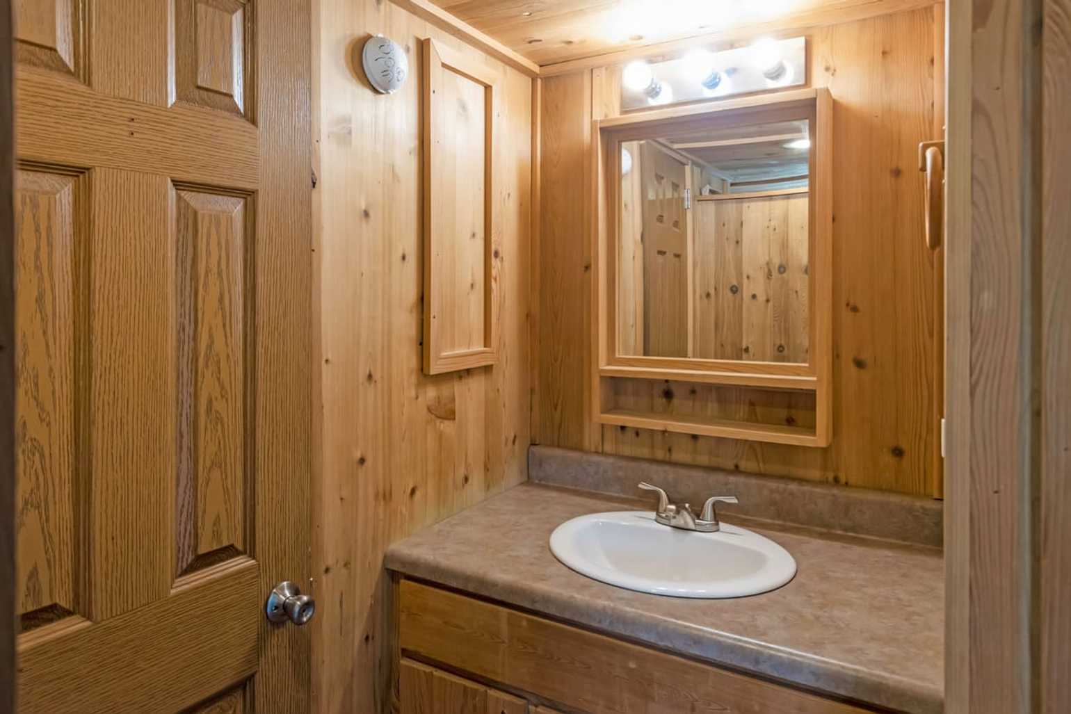 Cindy Bear Deluxe Cabin