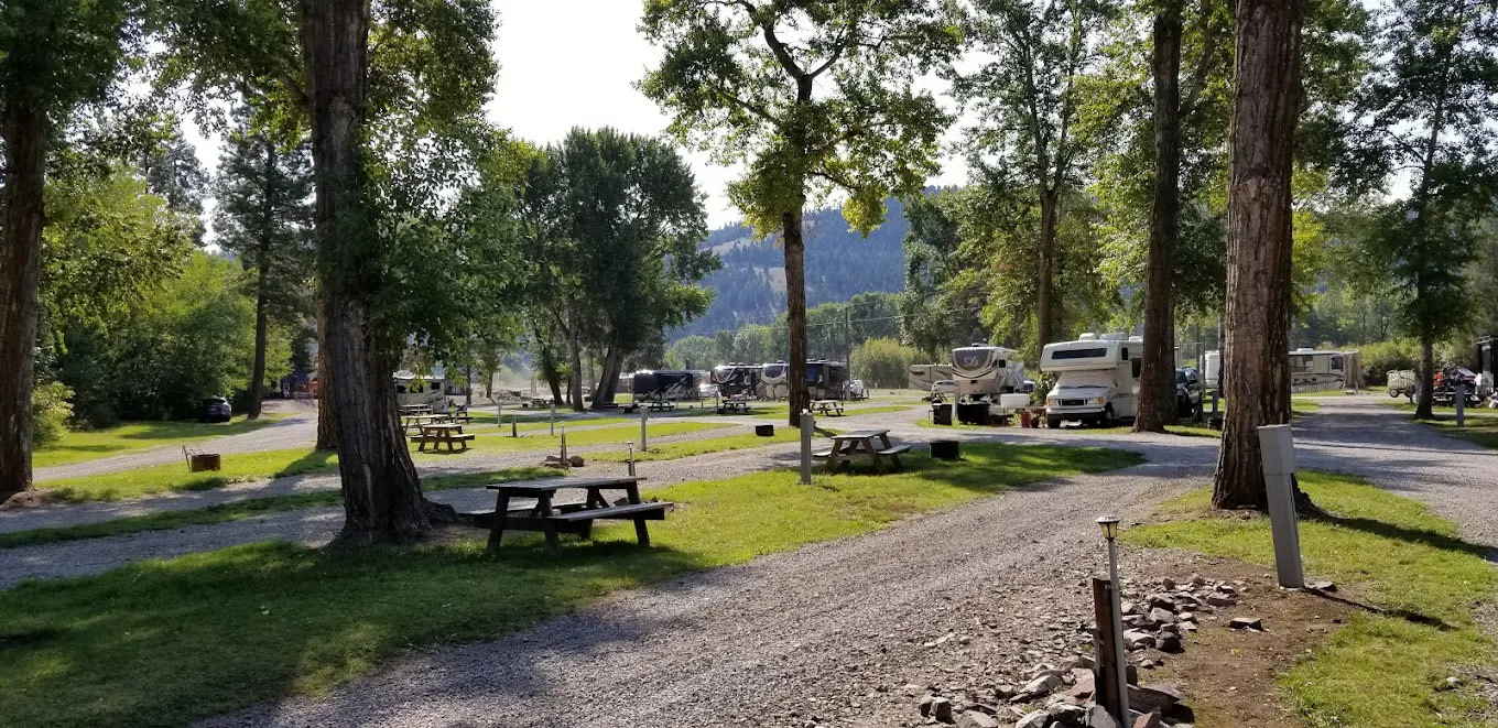 Bearmouth Chalet and RV Park