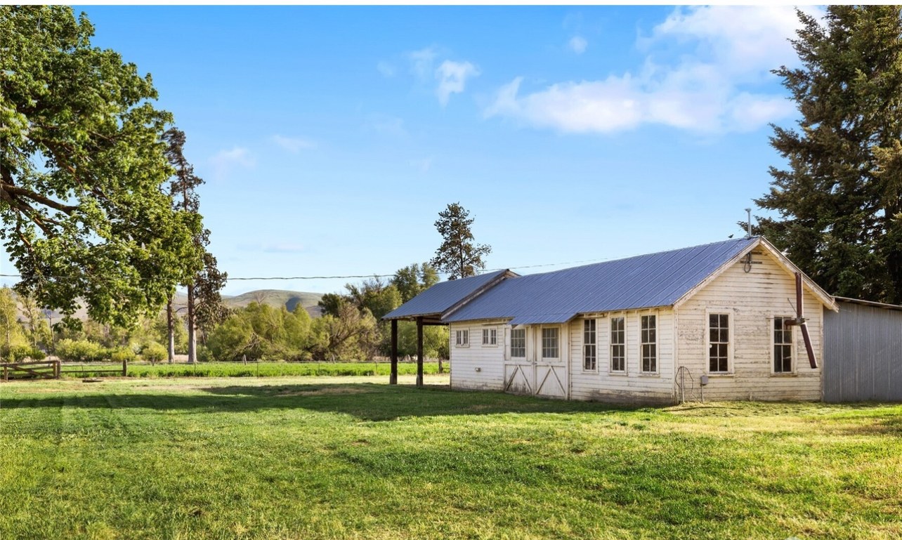 1895 Farmhouse Charm