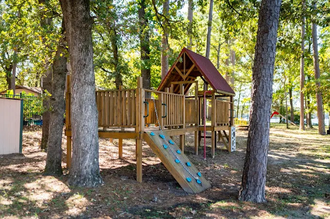 Crockett Lakefront RV Resort & Marina