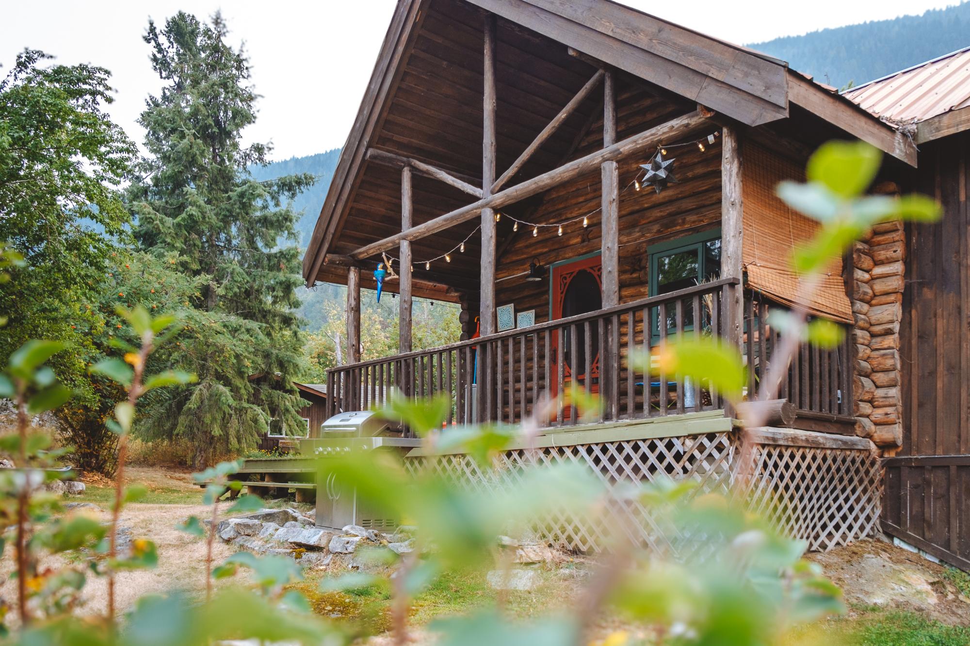 It really is a very cozy log cabin!