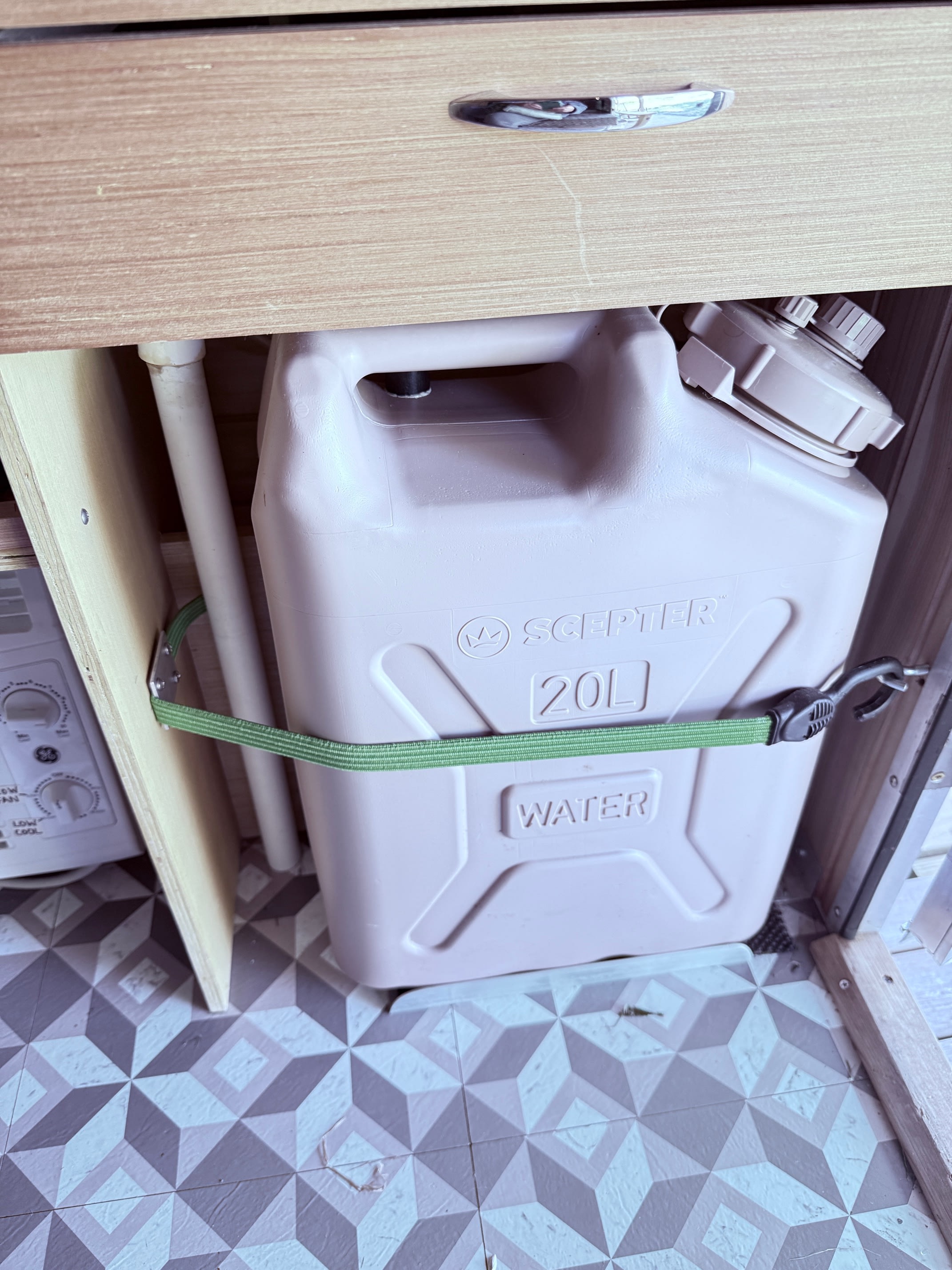 Camper, AC, Hot Shower, Firewood