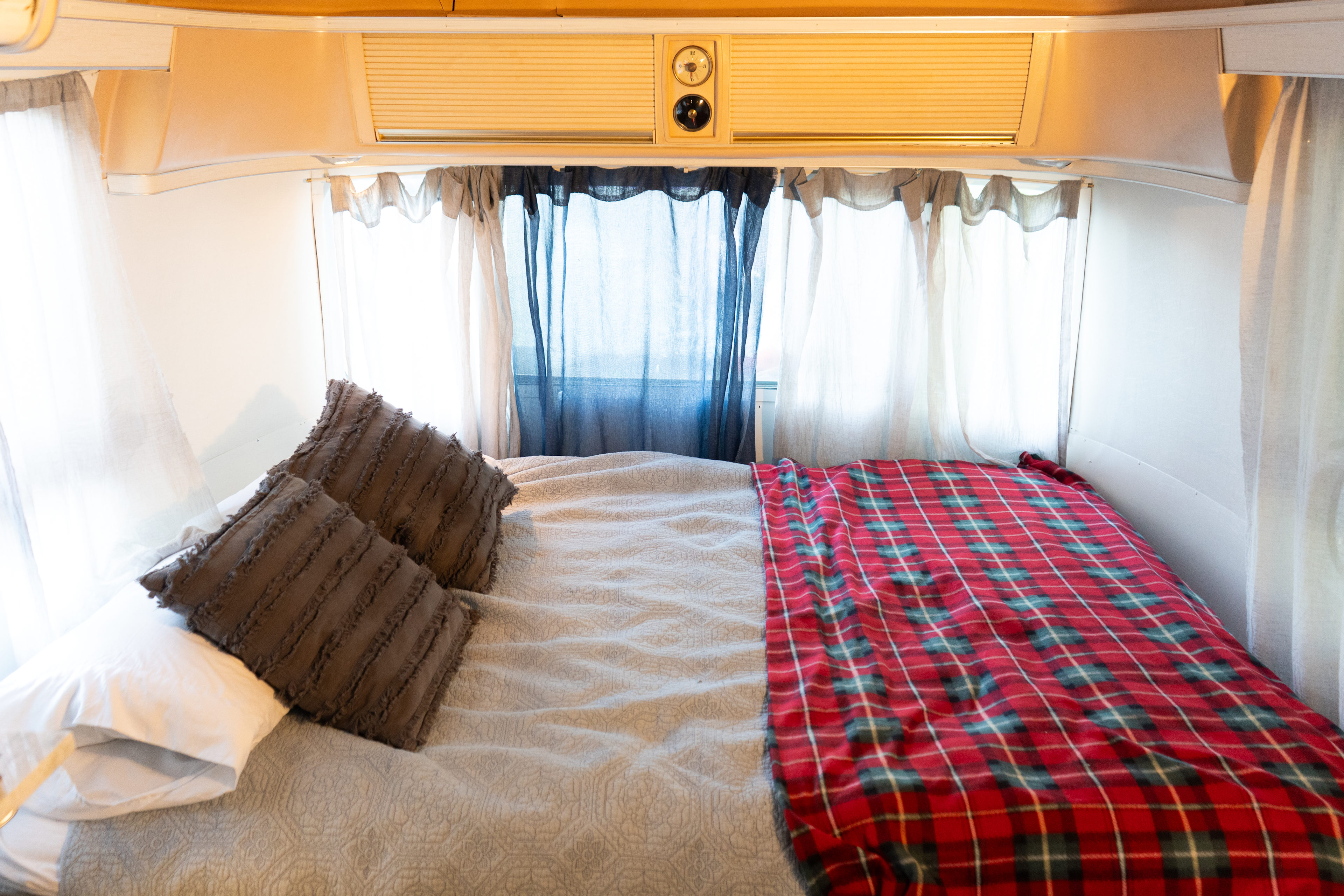 Very comfy queen bed!