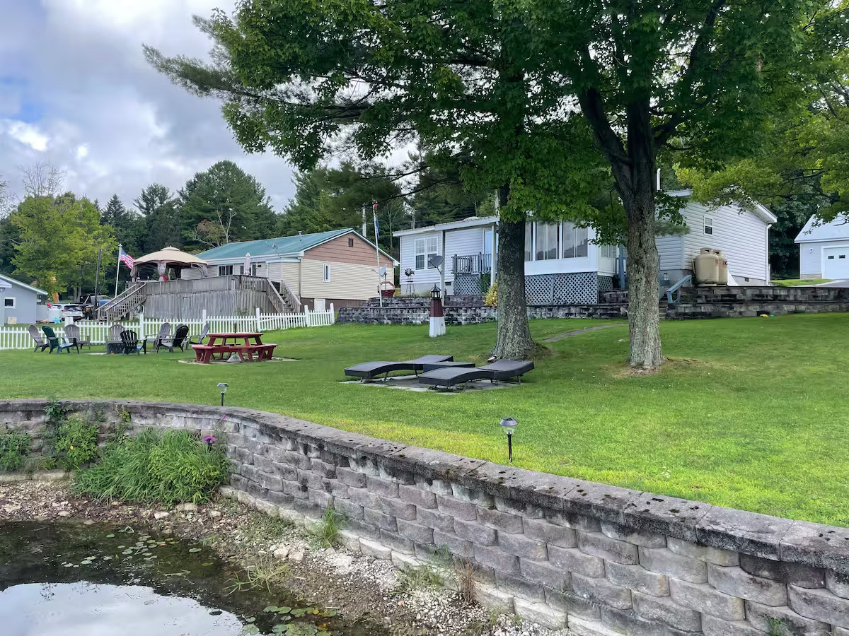 Spacious House on Pleasant Lake