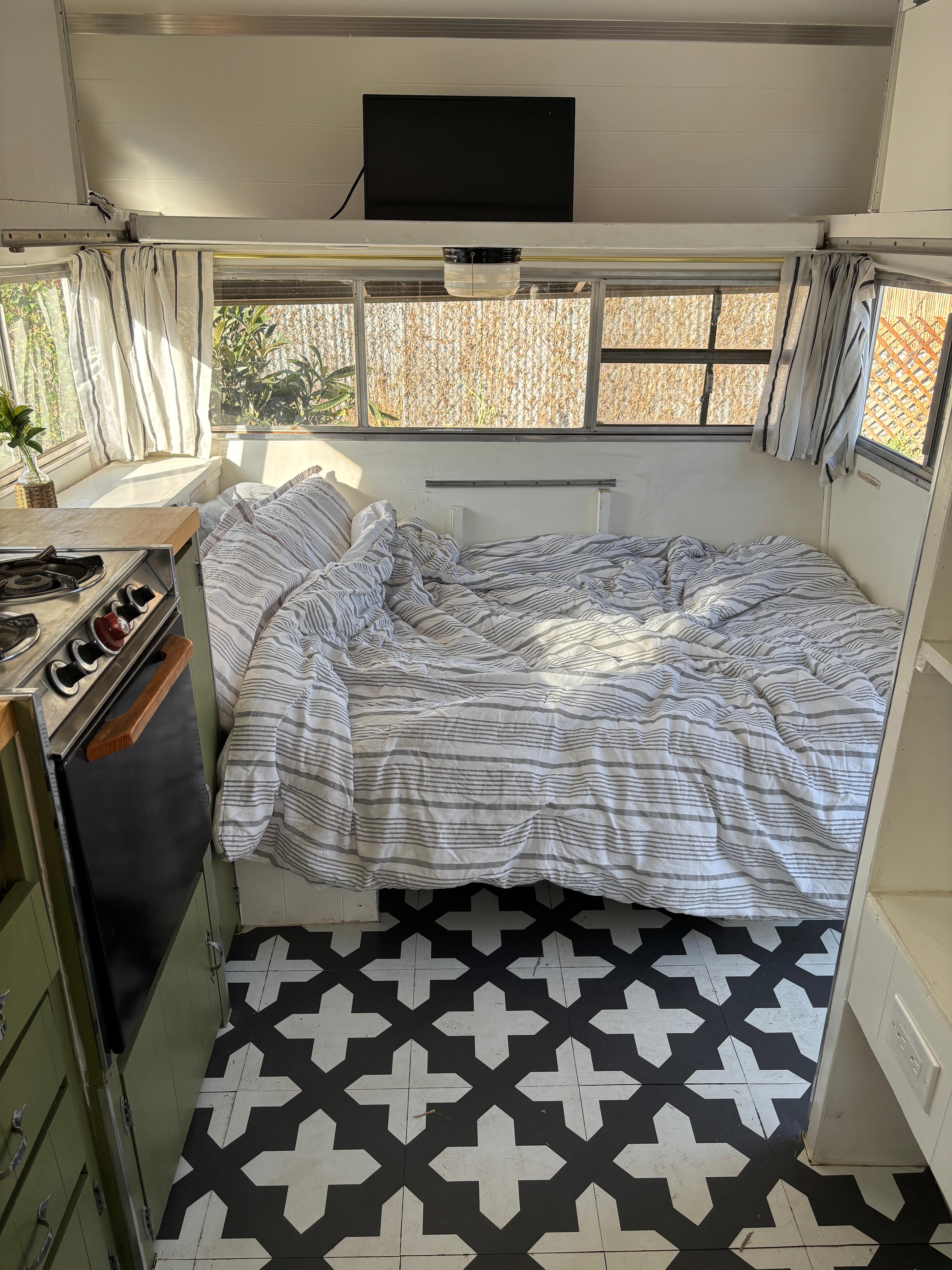 Vintage Camper in LBC Garden