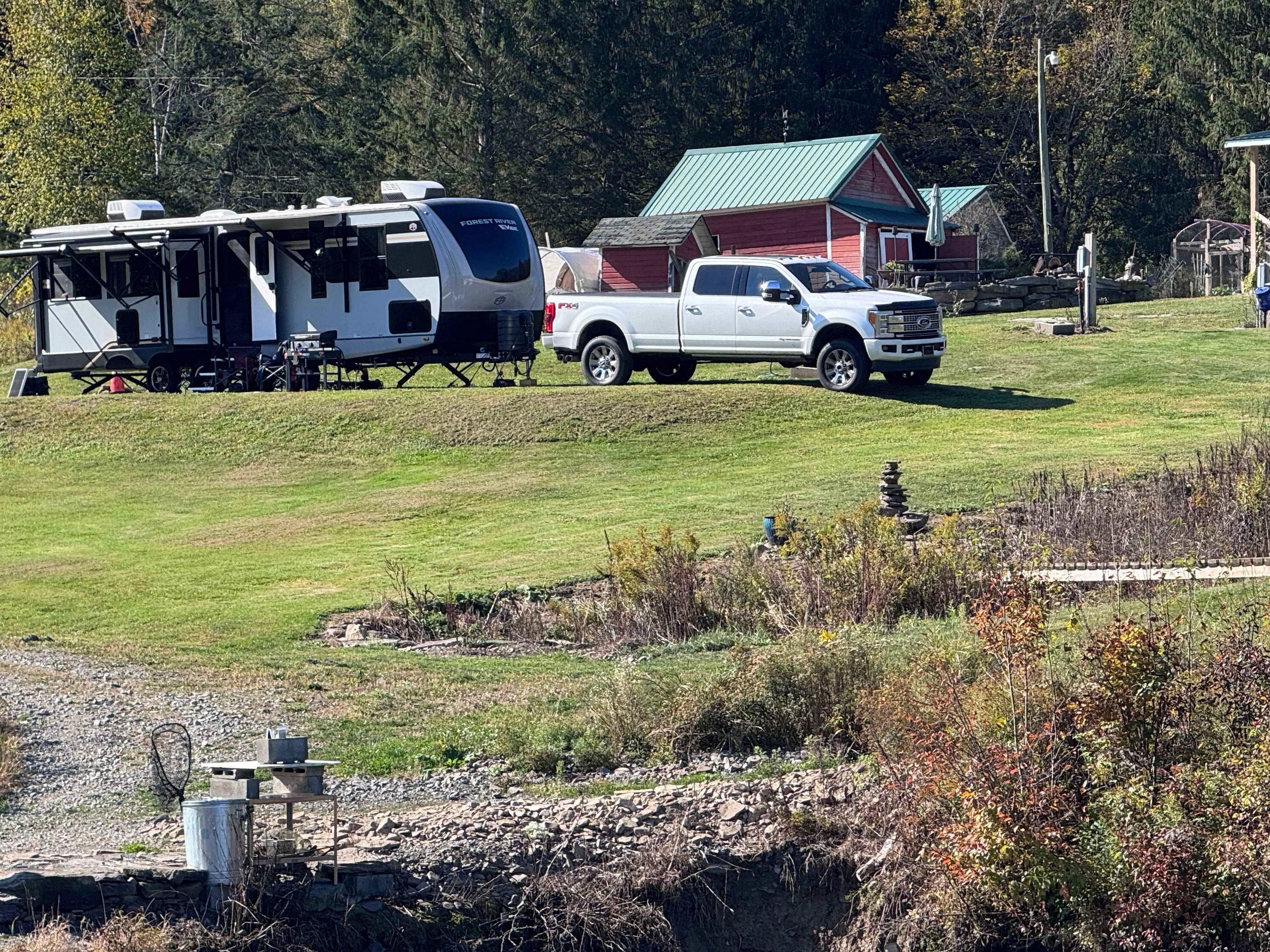 35ft Travel Trailer. Easy to get in, a little bit of challenge getting out but nothing one can’t handle with experience.