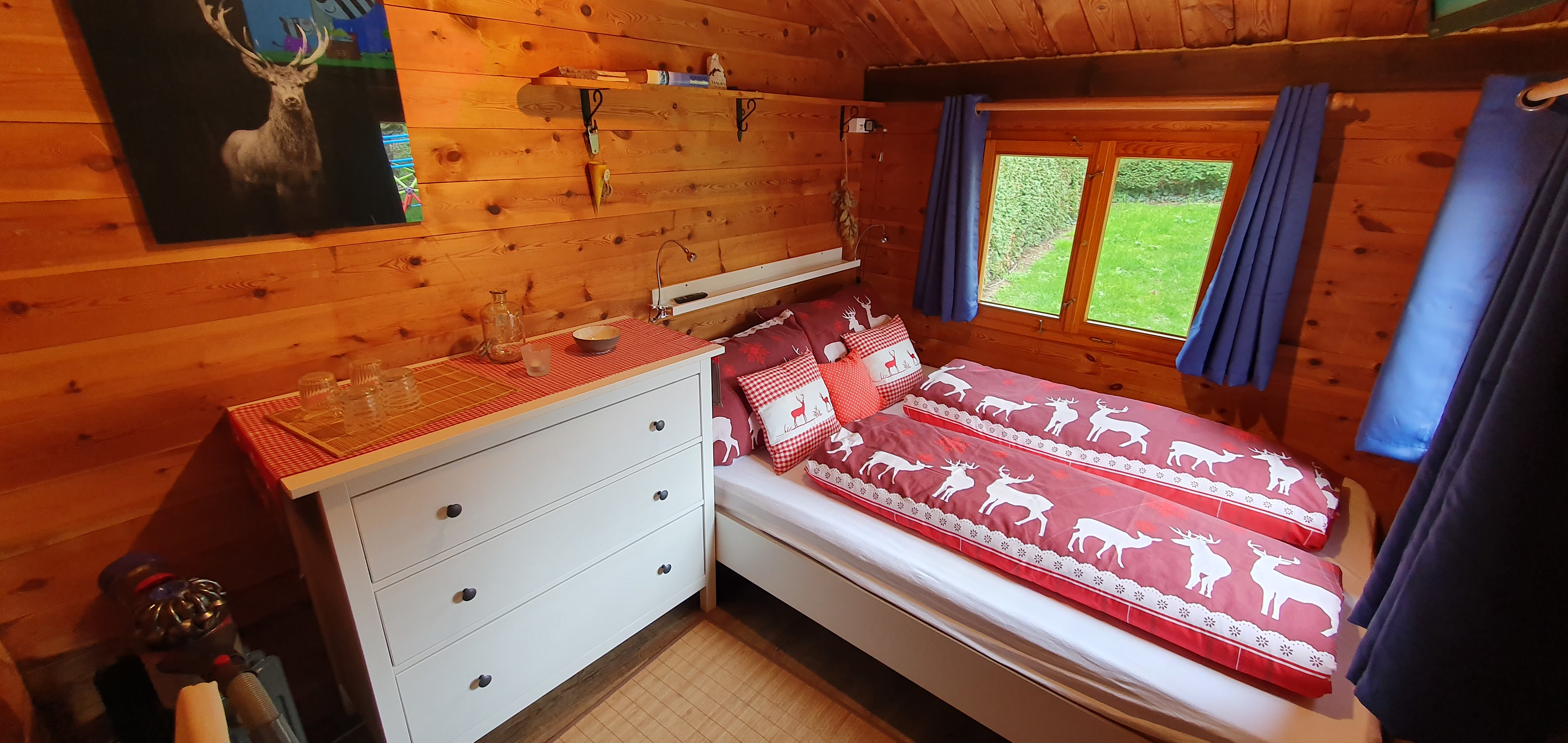 Kleine Holzhütte im Garten