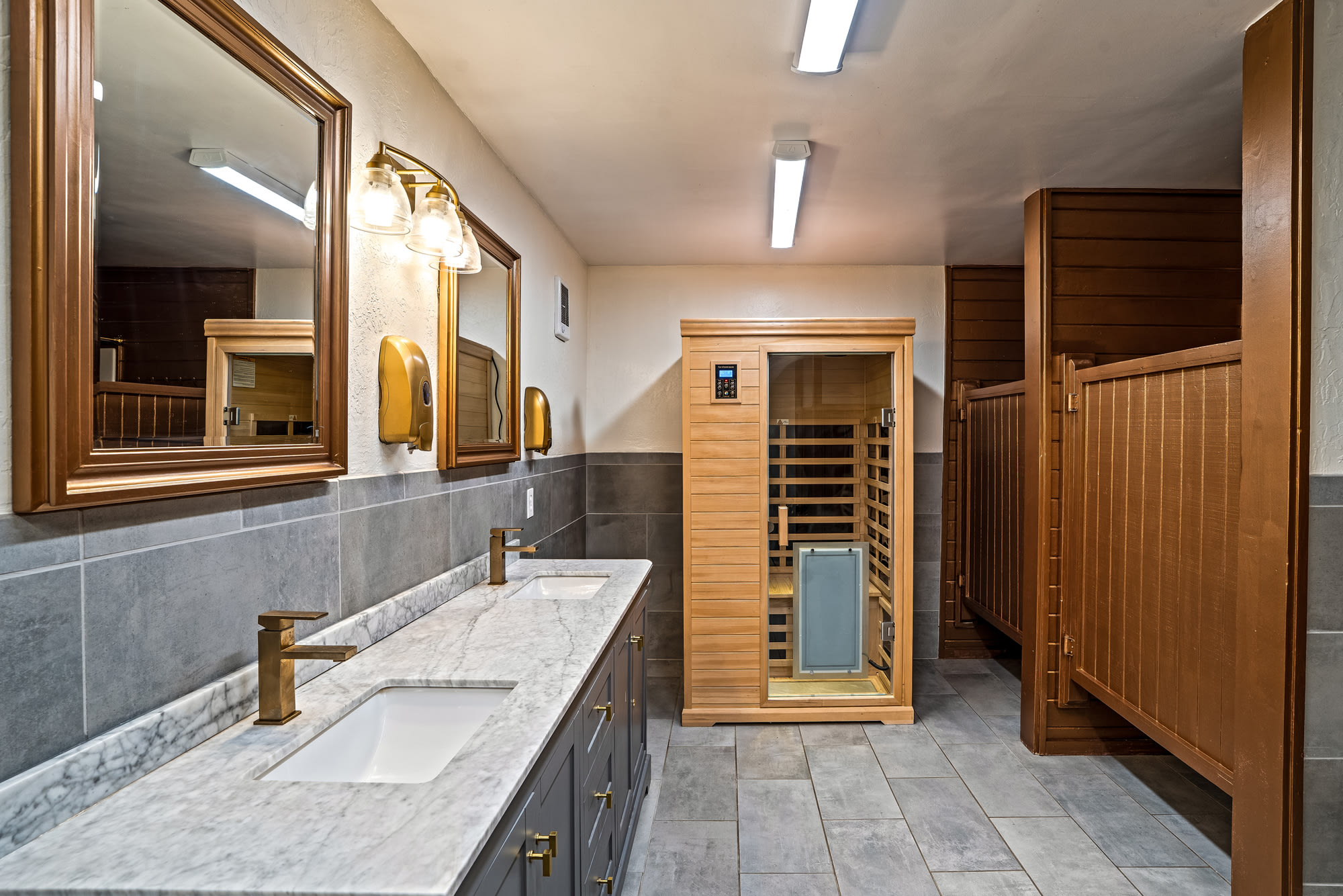 Luxx Lodge Glamping & RV Park