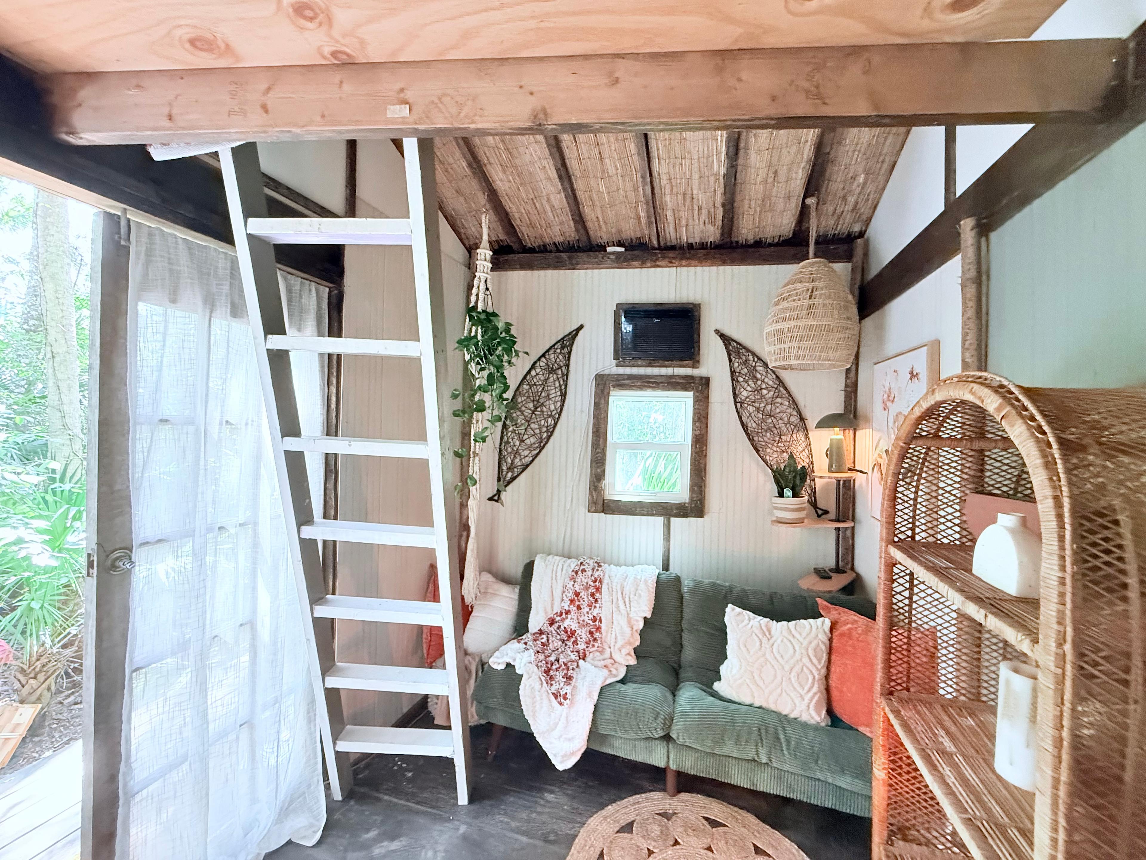 Hidden Oak Hideaway Treehouse