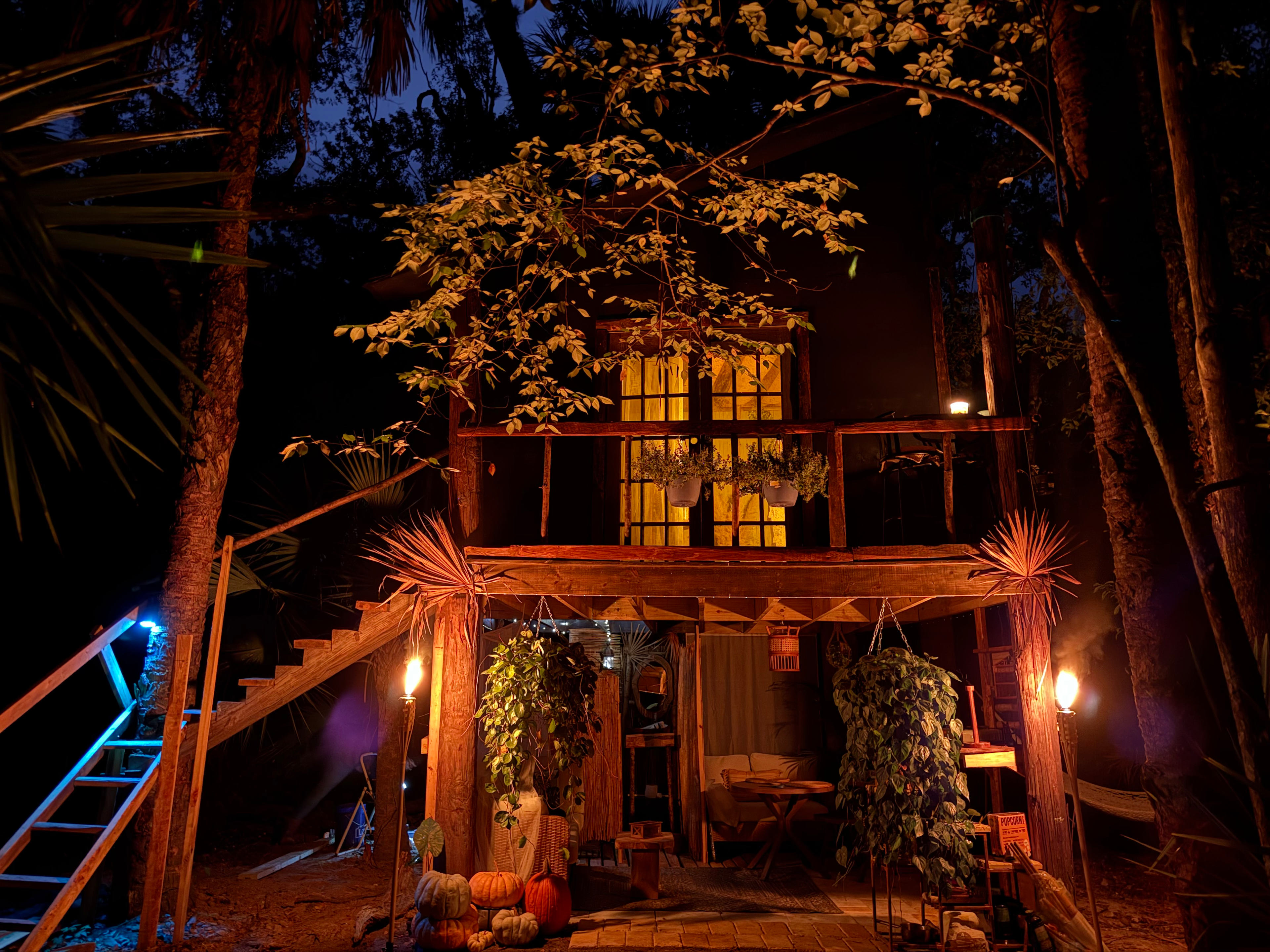 Hidden Oak Hideaway Treehouse