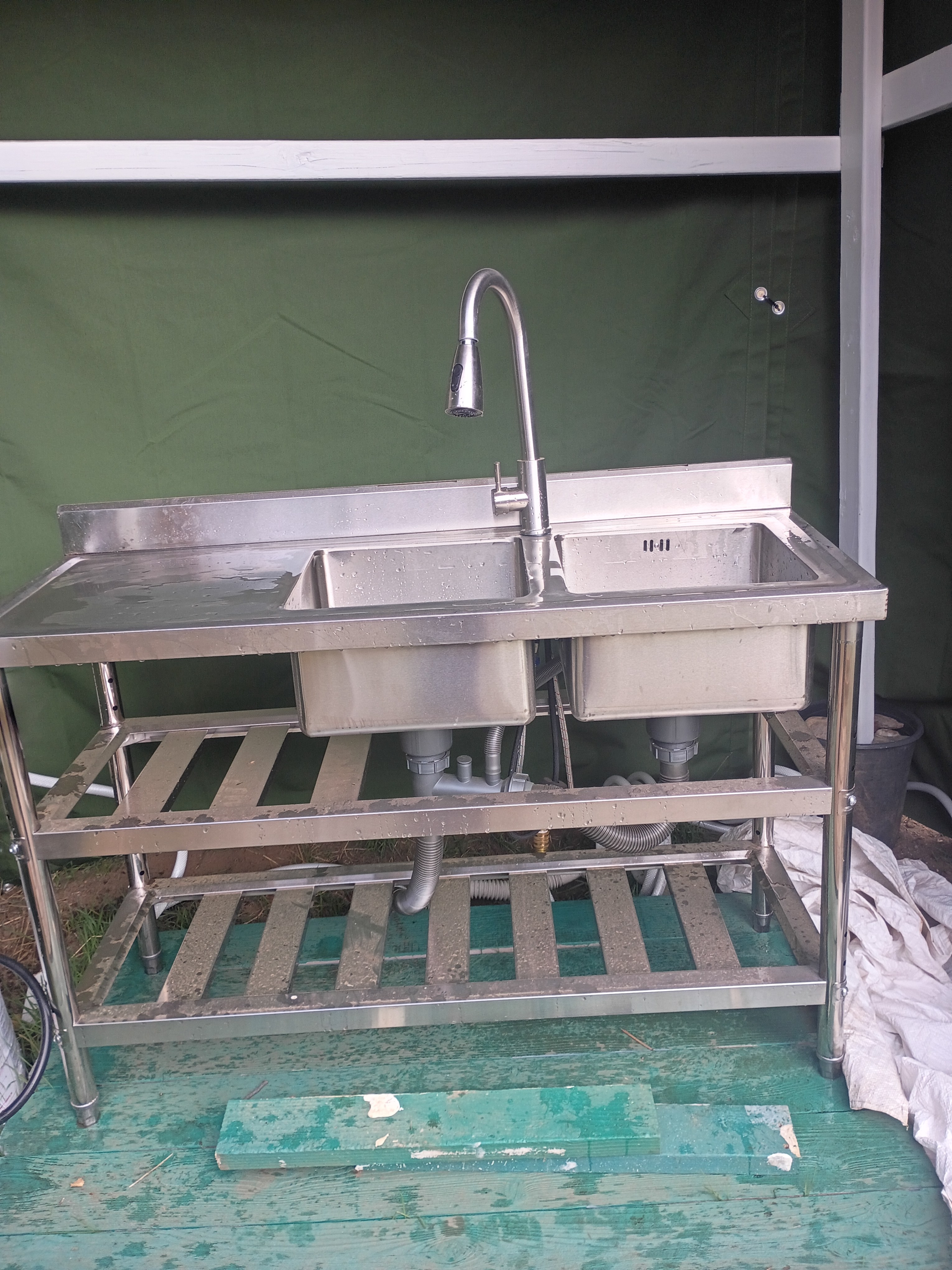 The large double sink available for use. 