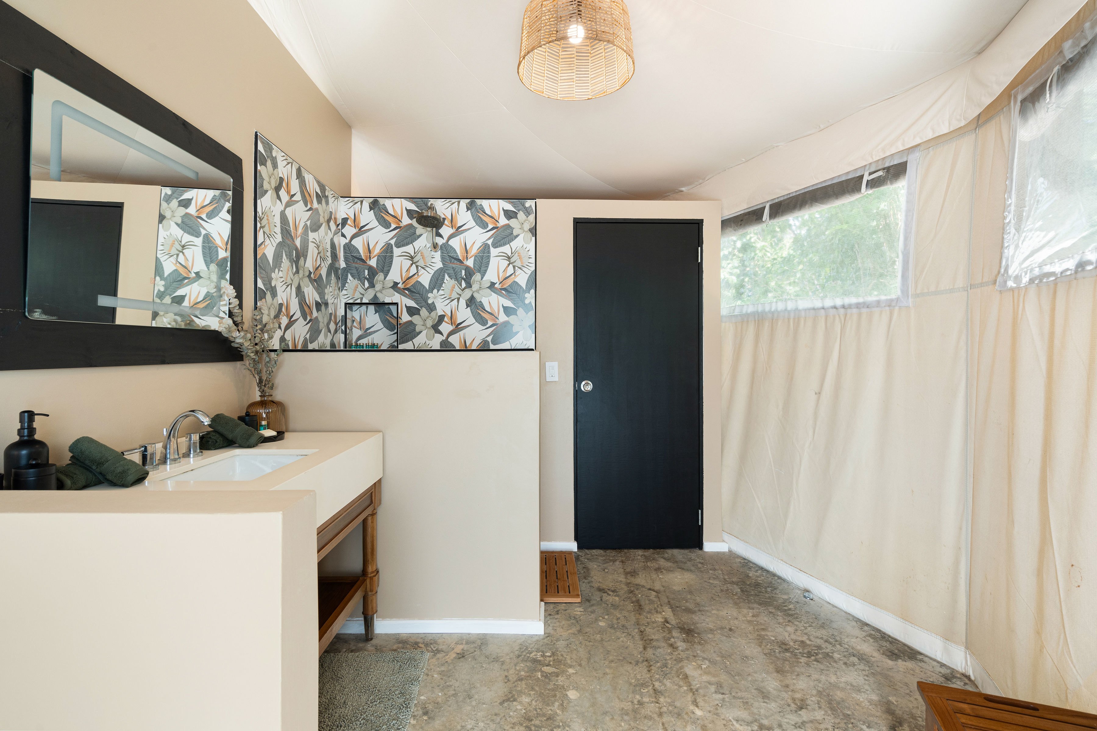 Little Hills Nature Villa: Hot Tub~