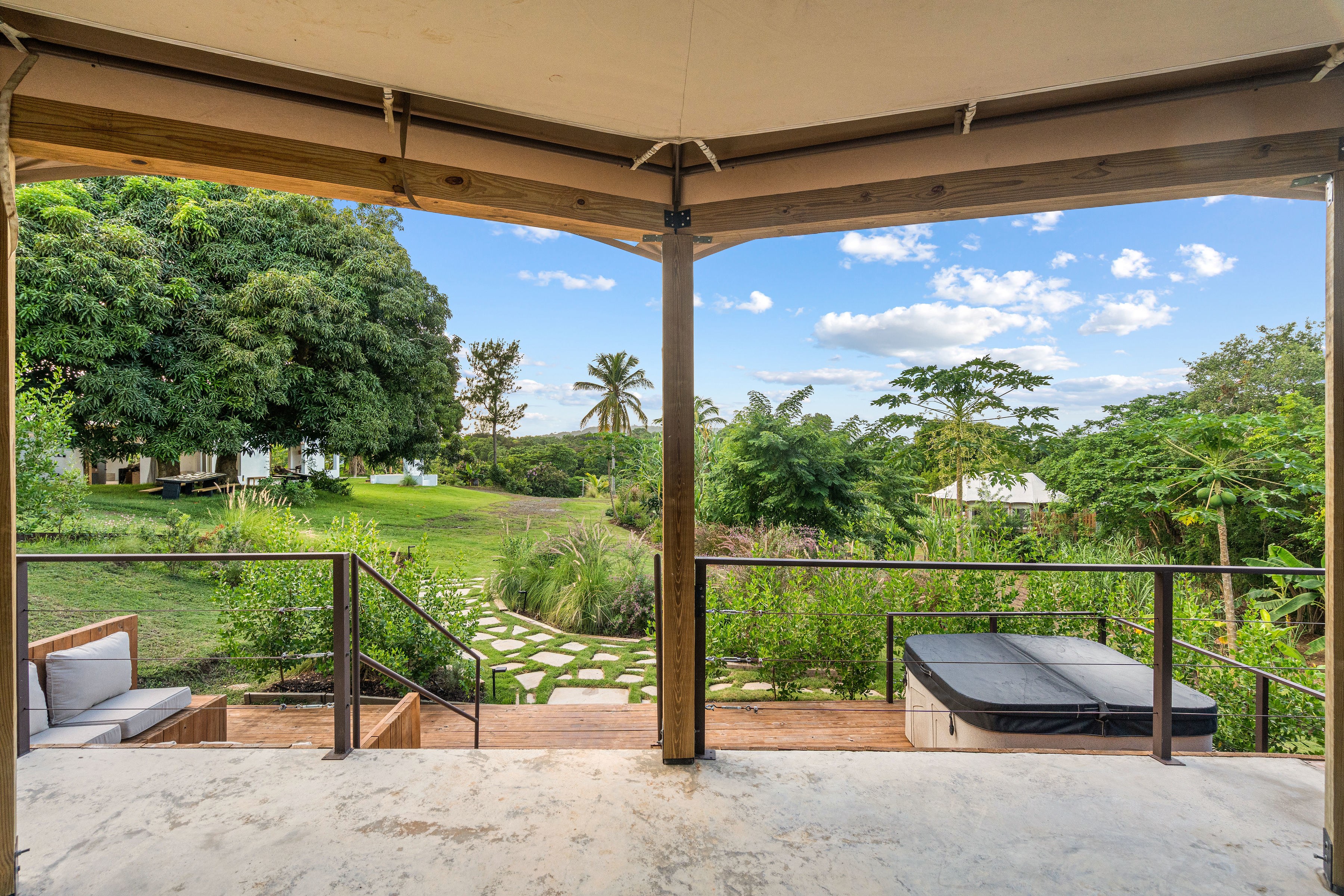 Little Hills Nature Villa: Hot Tub~